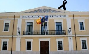 Fachada del Ayuntamiento de Manises con banderas ondeando
