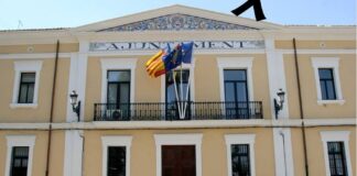 Fachada del Ayuntamiento de Manises con banderas ondeando