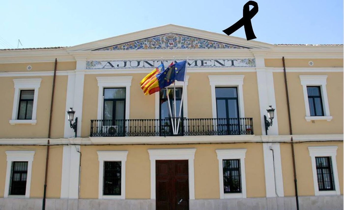 Fachada del Ayuntamiento de Manises con banderas ondeando
