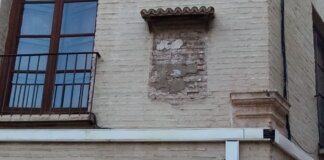 Alboraya retira provisionalmente el retablo de la Casa del Conde de Zanoguera para evitar daños
