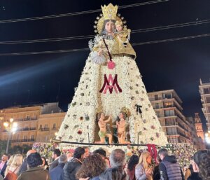 Retiran 12.580 kilos de flores del cadafal de la Virgen de los Desamparados tras la Ofrenda de Fallas