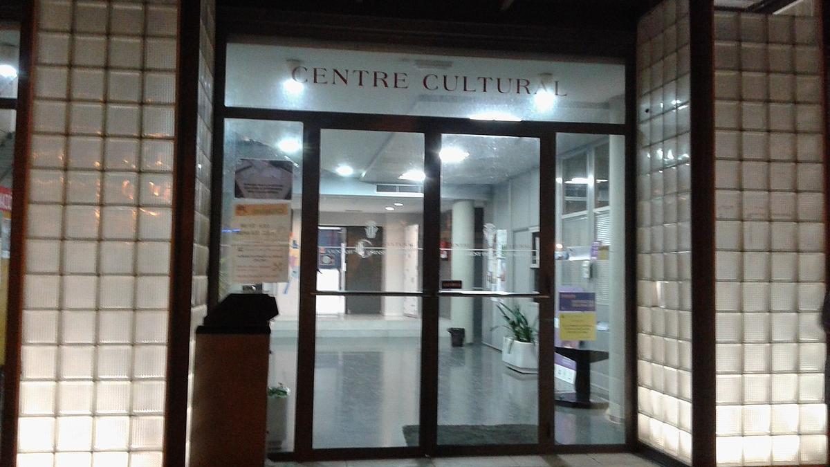 Entrada del Centre Cultural de Massamagrell con puertas de cristal