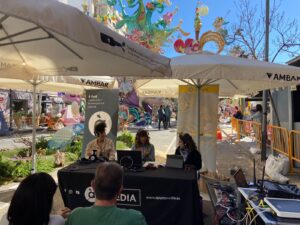 Presentadoras de À Punt en el casal de la Falla L’Antiga durante Fallas 2025