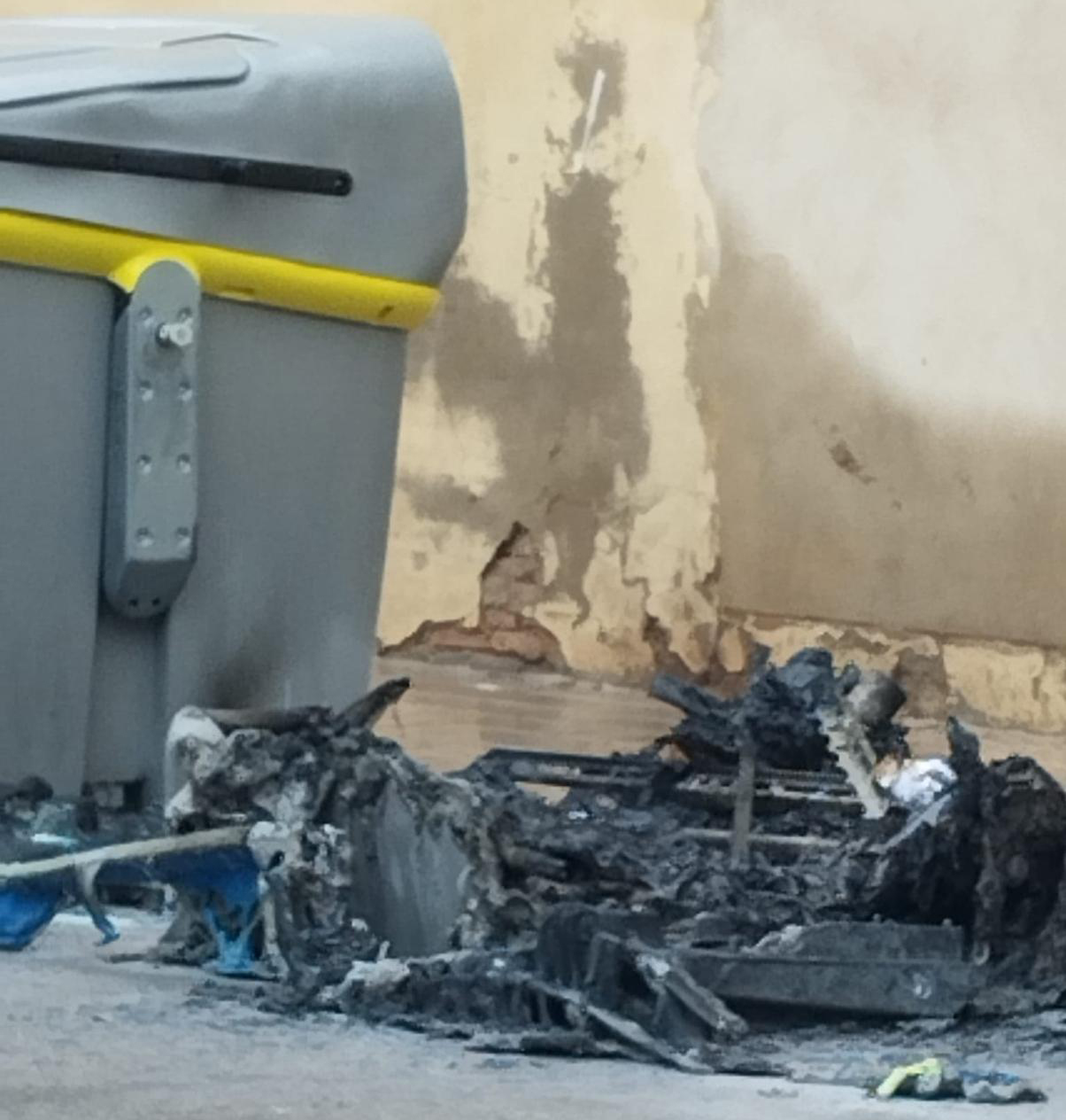 contenedor quemado en Albalat dels Sorells