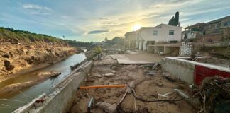 Vista de una zona afectada por la dana en Torrent con casas y escombros