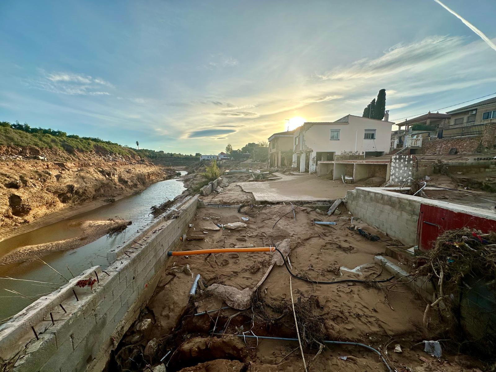 Vista de una zona afectada por la dana en Torrent con casas y escombros