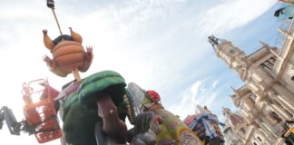 falla plaza del ayuntamiento de Valencia montaje