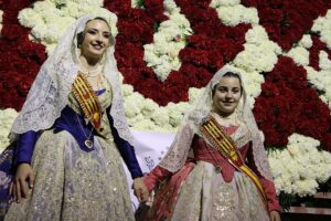 Falleras mayores de Alaquàs durante la ofrenda floral en 2025