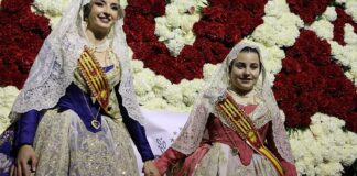 Falleras mayores de Alaquàs durante la ofrenda floral en 2025