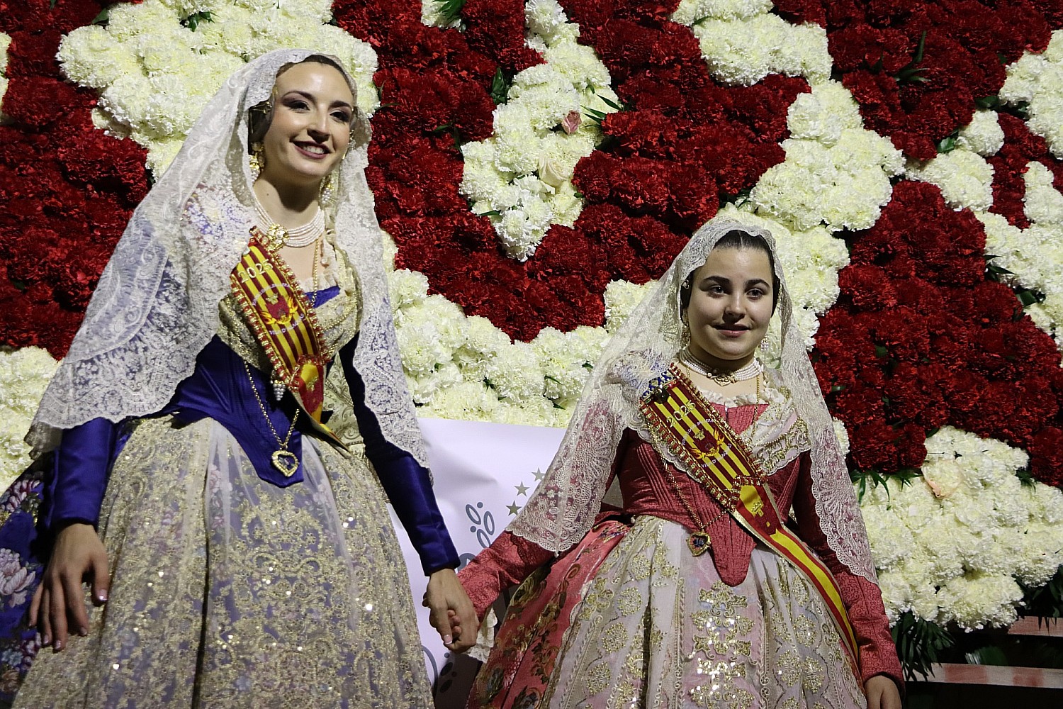 Falleras mayores de Alaquàs durante la ofrenda floral en 2025