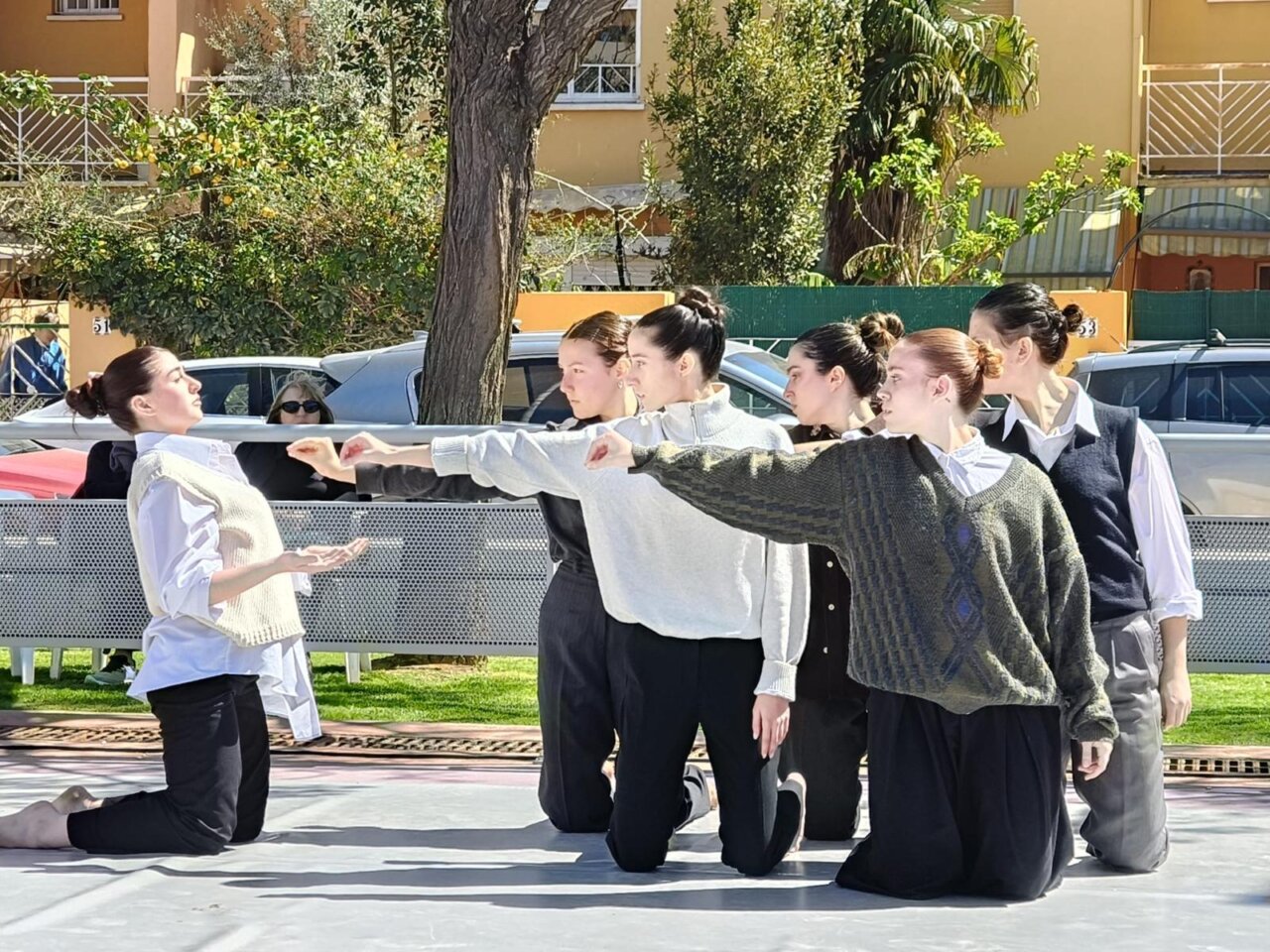 Un festival de danza lleva exhibiciones de contemporánea, española y clásica a las calles de Paiporta