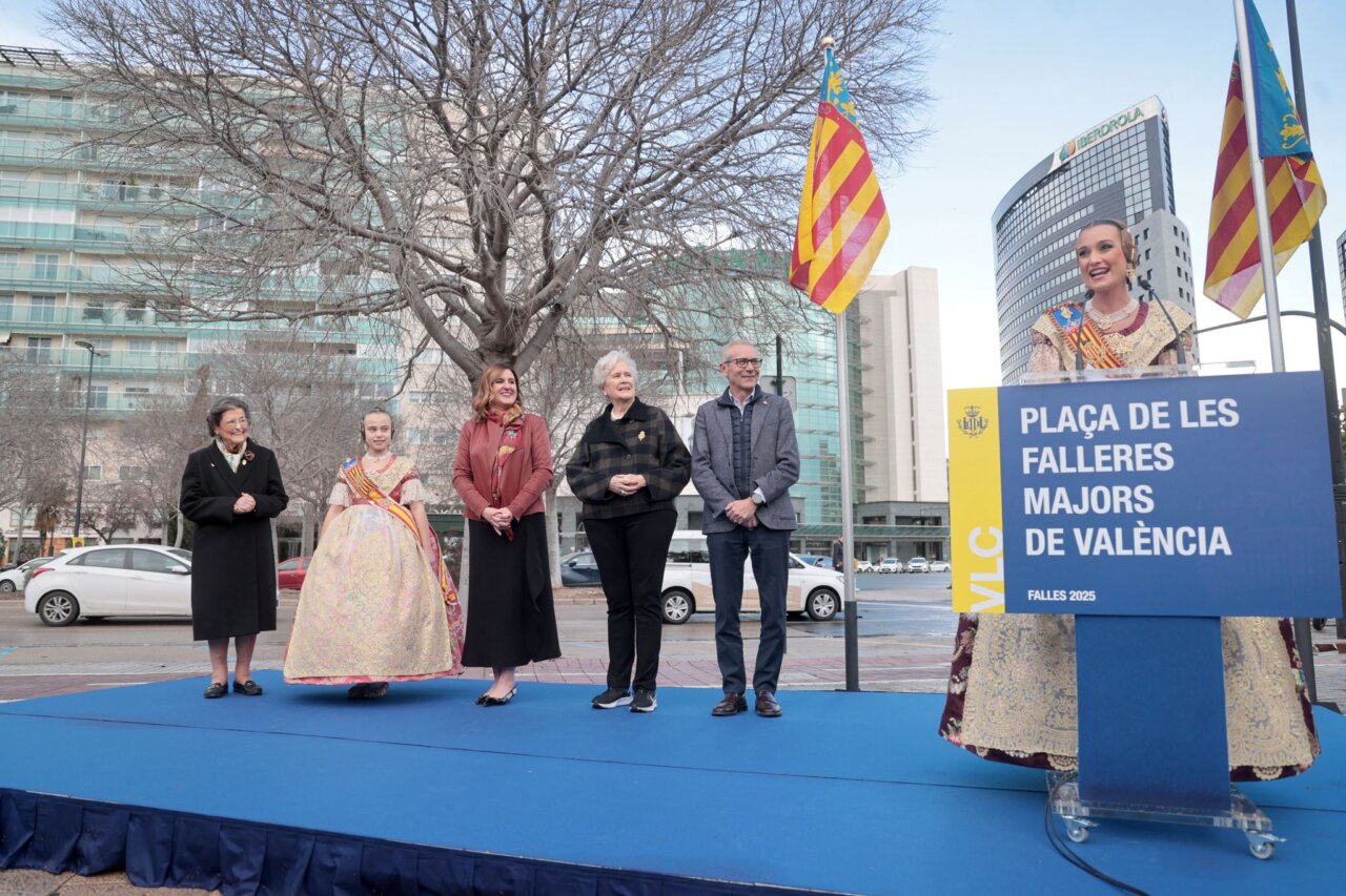 València homenajea a sus falleras mayores y les dedica una plaza entre l'Albereda y el puente l'Assut de l'Or