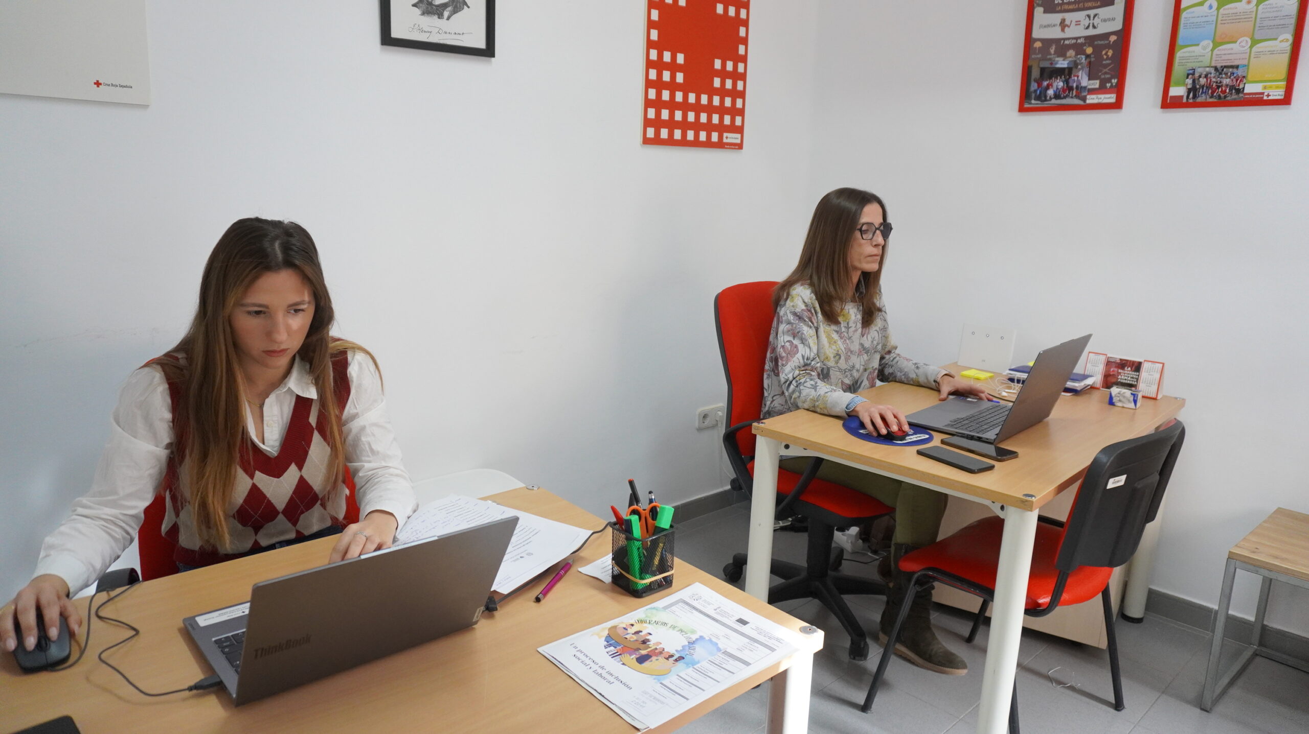 Dos profesionales trabajando en un espacio de oficina en Manises.