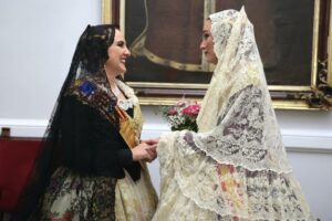 María José Catalá y otra mujer vestidas de falleras en la Ofrena