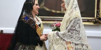 María José Catalá y otra mujer vestidas de falleras en la Ofrena