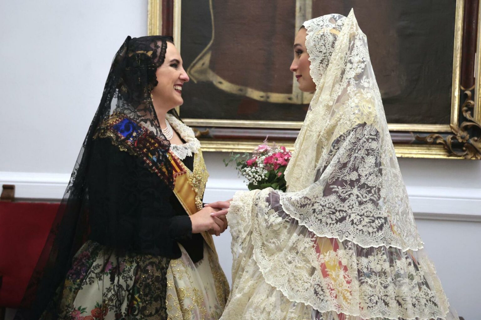 María José Catalá y otra mujer vestidas de falleras en la Ofrena