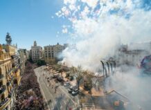 Vista de la mascletà en la Plaza del Ayuntamiento de Valencia con fuegos artificiales