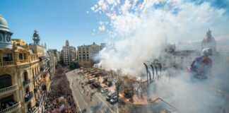 Vista de la mascletà en la Plaza del Ayuntamiento de Valencia con fuegos artificiales