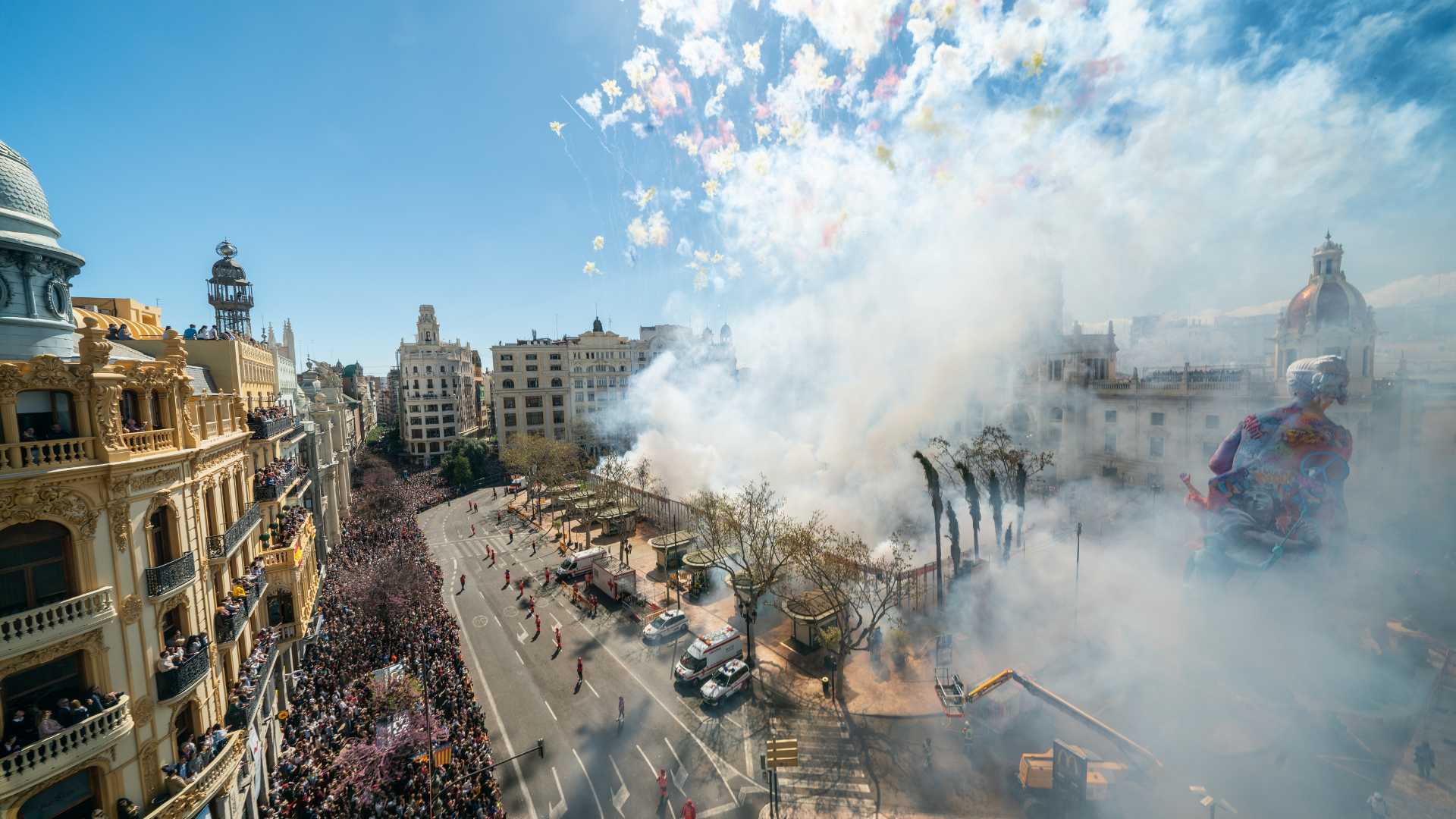 Vista de la mascletà en la Plaza del Ayuntamiento de Valencia con fuegos artificiales