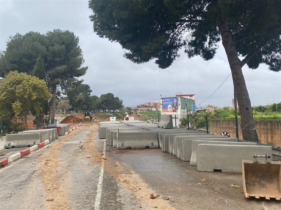 Obras de reconstrucción del puente en Picanya con maquinaria y bloques de hormigón.
