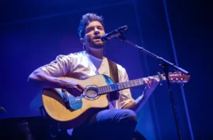 Pablo Alborán cantando en un concierto con guitarra