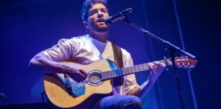 Pablo Alborán cantando en un concierto con guitarra