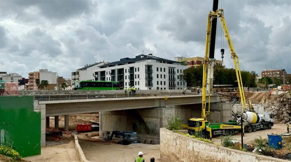 Obras de reconstrucción del puente ferroviario en Paiporta para Metrovalencia