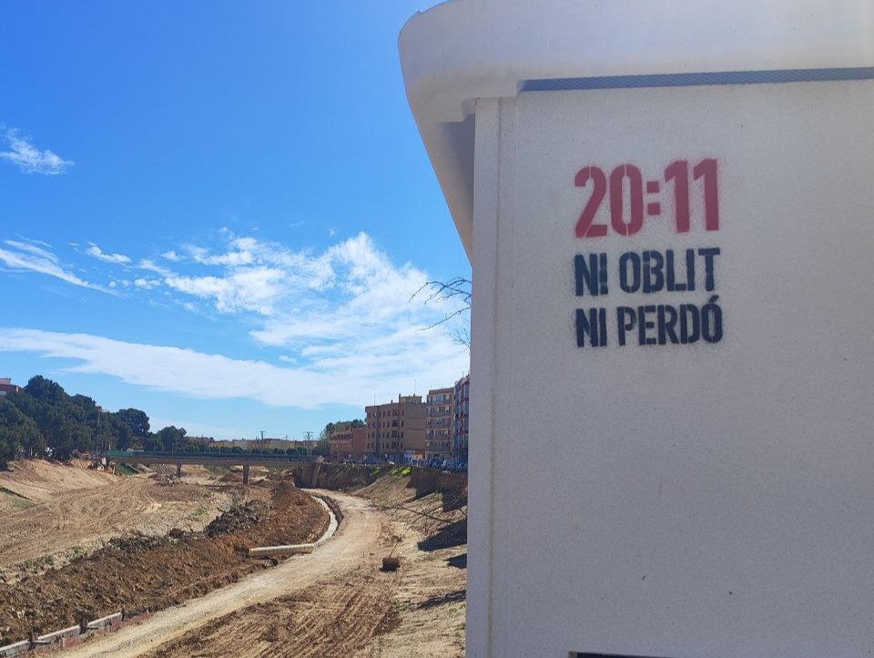 Pintada que dice 20:11 ni oblit ni perdó en un muro