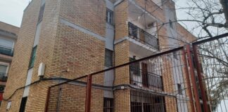 Edificio de viviendas en La Pobla de Farnals, con ladrillos y balcones.