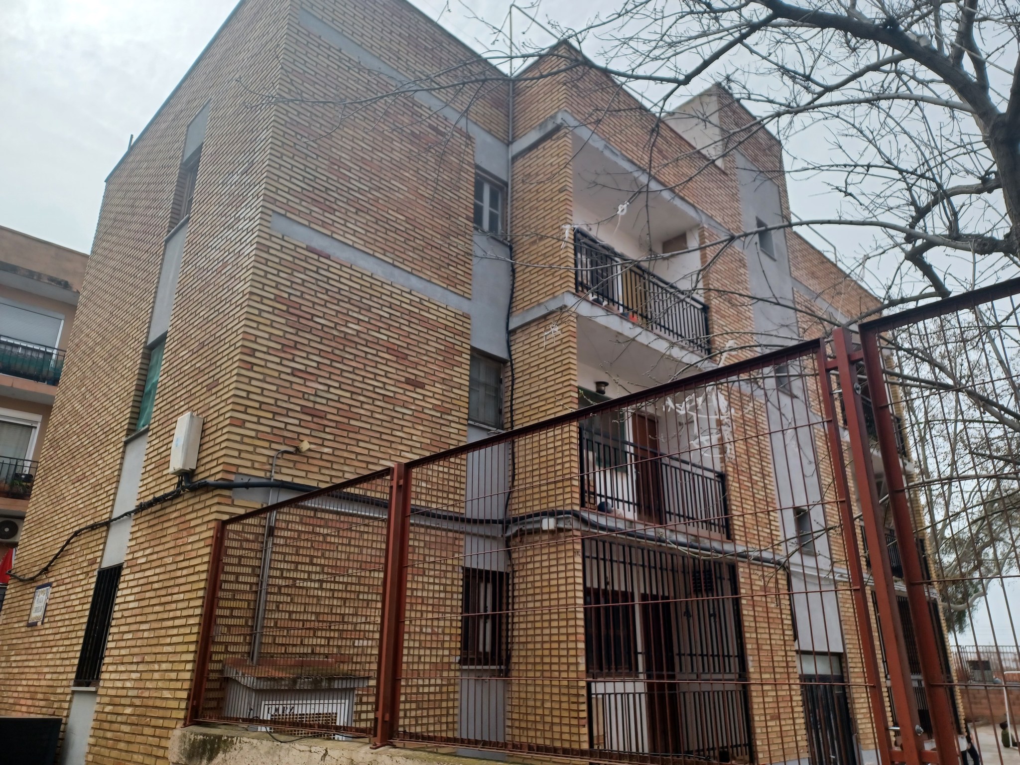 Edificio de viviendas en La Pobla de Farnals, con ladrillos y balcones.