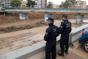 Policia Local Paiporta vigilando cauce barranco