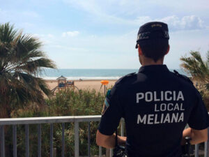 Agente de la Policía Local de Meliana observando la playa