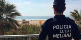 Agente de la Policía Local de Meliana observando la playa