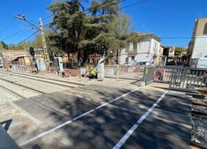 Reconstrucción del paso a nivel en Picanya con maquinaria y trabajadores