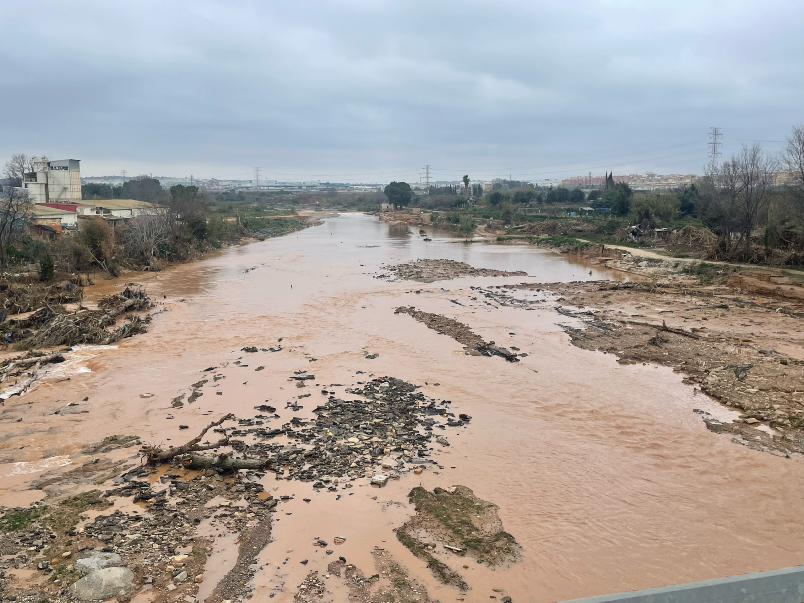 Vista del riu Turia afectat per la dana a Manises