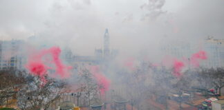 Vista de la plaza con humo y fuegos artificiales durante las Fallas en Valencia
