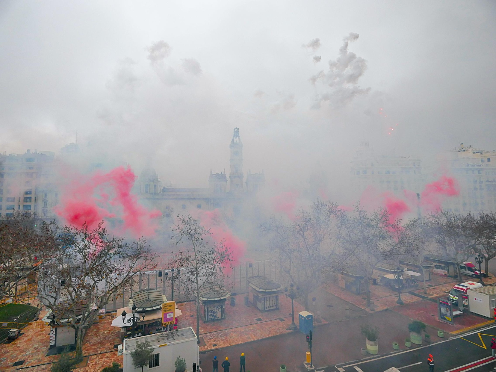 Vista de la plaza con humo y fuegos artificiales durante las Fallas en Valencia