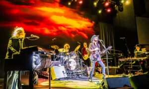 The Waterboys actuando en un concierto en València con luces brillantes