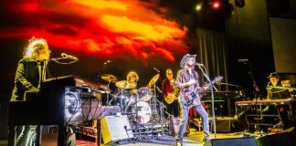 The Waterboys actuando en un concierto en València con luces brillantes