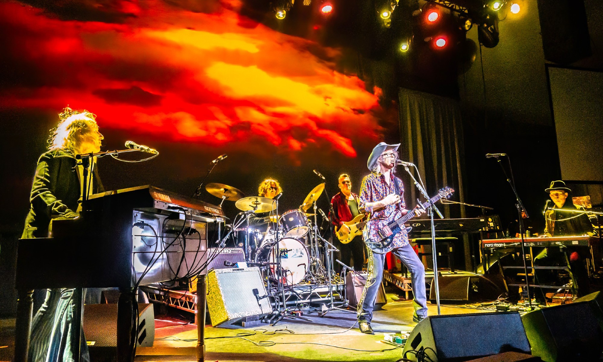 The Waterboys actuando en un concierto en València con luces brillantes