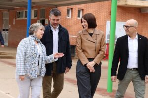 Diana Morant inaugurando un planetario en Alaquàs con otros asistentes