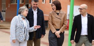 Diana Morant inaugurando un planetario en Alaquàs con otros asistentes