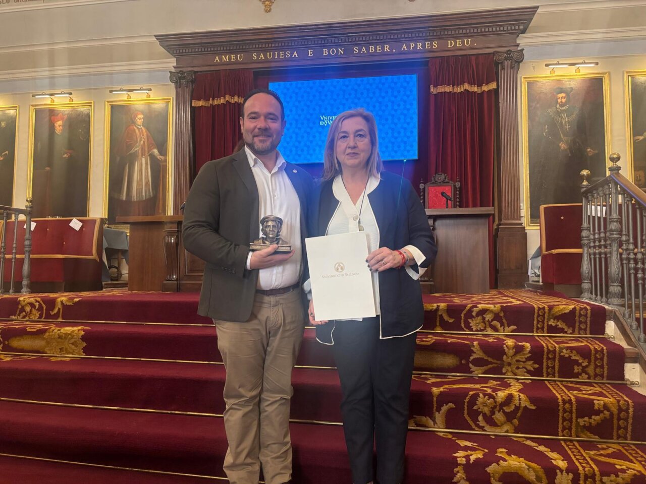 Manises, distinguida por su colaboración con la UV