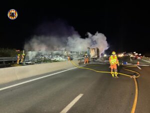 accidente-vuelco-incendio-camion-a-7-torrent-2