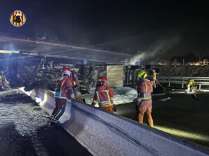 accidente-vuelco-incendio-camion-a-7-torrent-3
