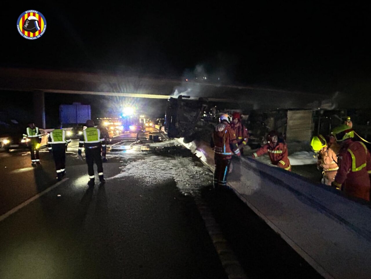 accidente-vuelco-incendio-camion-a-7-torrent