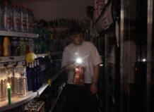 Una persona utiliza su teléfono móvil como linterna en un ultramarinos en Valencia, este lunes, con motivo del apagón de suministro eléctrico. El apagón eléctrico generalizado ha obligado a los bomberos de la provincia de Valencia a realizar ya más de ochenta servicios por rescates en ascensores, según fuentes de este cuerpo de seguridad.