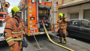 Bomberos trabajando en un incendio de vehículo en un garaje en Torrent