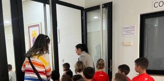 Grupo de niños en fila entrando a un teatro en Alaquàs