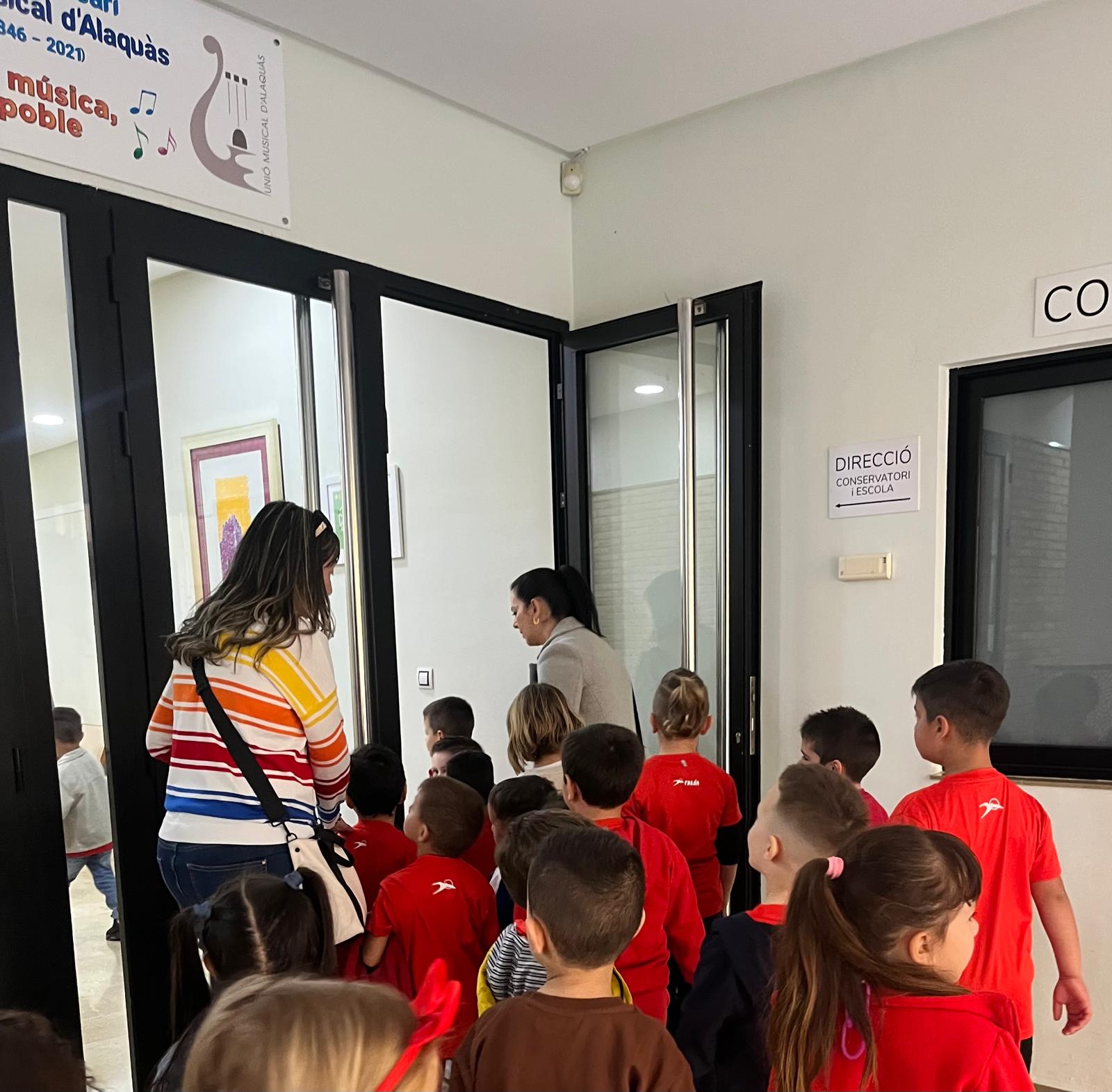 Grupo de niños en fila entrando a un teatro en Alaquàs